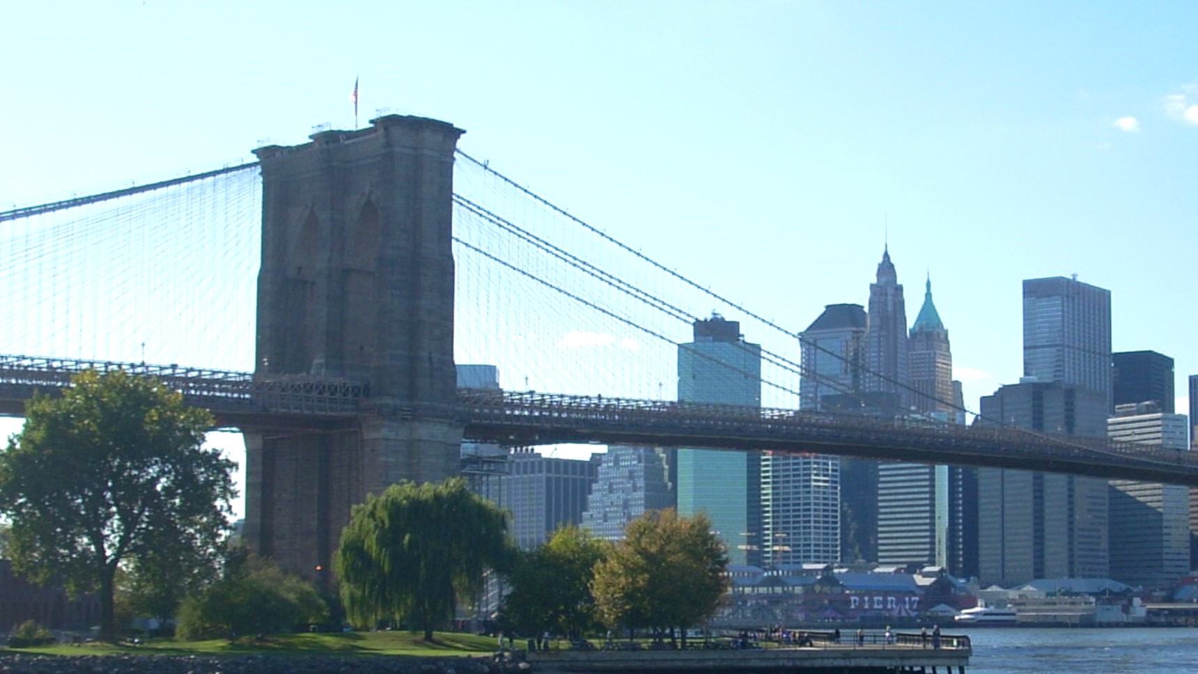 ニューヨークのイースト・リバー越しに見るブルックリン橋とロウアー・マンハッタンのスカイラインの眺め。