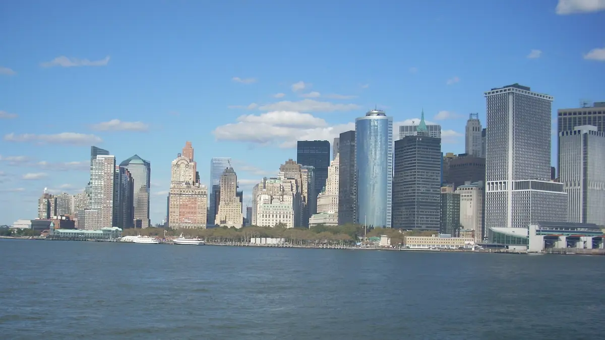 晴れた日のニューヨーク・ロウアーマンハッタンのスカイライン。複数の高層ビルが立ち並び、一番右側には「ワン・ニューヨーク・プラザ」ビルがはっきりと見える。