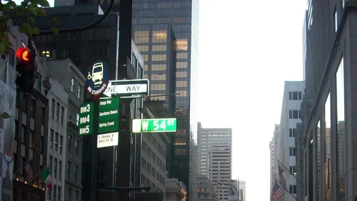 5番街と西54丁目の交差点にあるストリートサイン