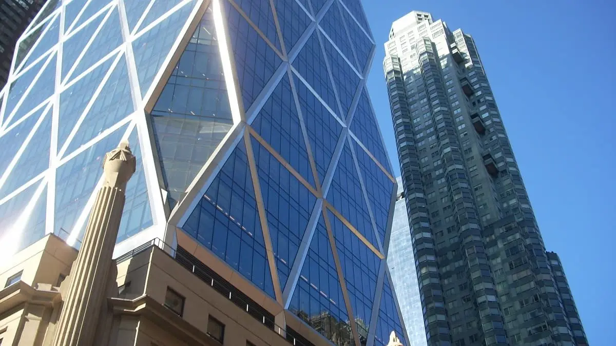 ニューヨーク、マンハッタンの高層ビル群。「ハースト・タワー」の特徴的なダイヤモンド状のガラス外壁と、隣接する背の高い集合住宅「セントラル・パーク・プレイス」。