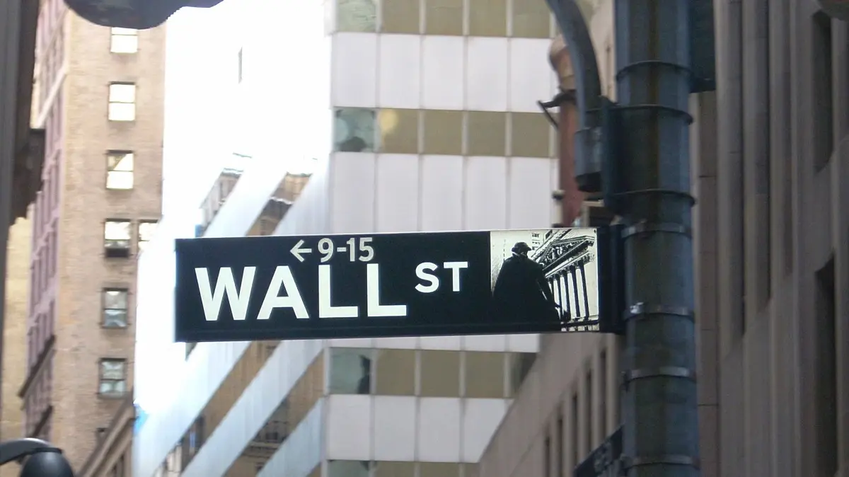 ニューヨークの金融街、ウォールストリートの道路標識と背景のビル群