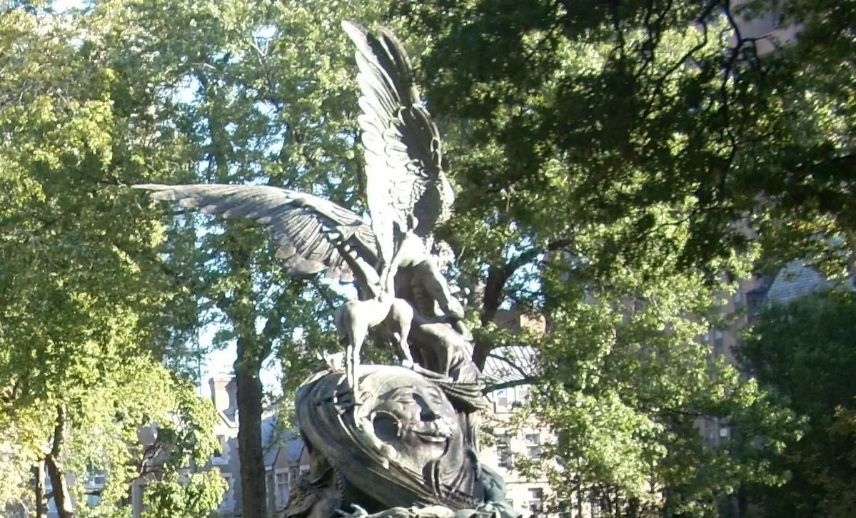 ニューヨークのセント・ジョン・ザ・ディヴァイン大聖堂の隣にあるブロンズ製の「ピース・ファウンテン」彫刻の一部をクローズアップした写真。天使がサタンを打ち負かす様子や、シマウマのような動物、人間の顔が彫り込まれています。