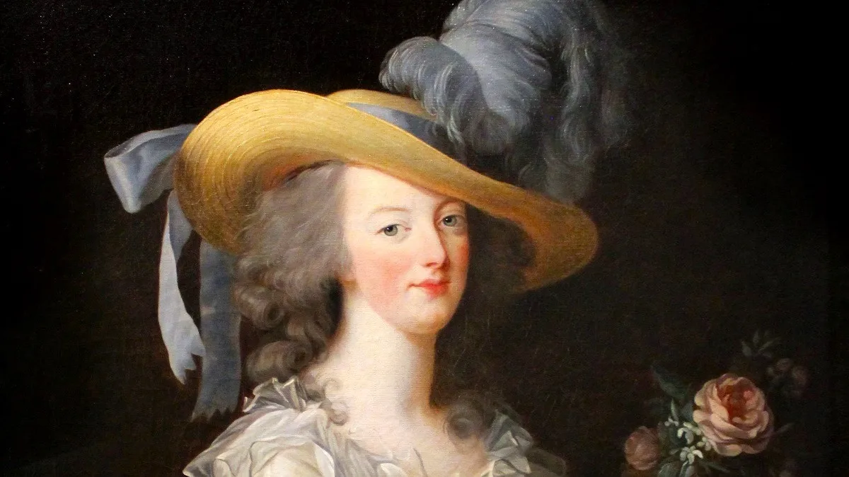 フランス王妃マリー・アントワネットを描いた、18世紀のパブリックドメインの油彩肖像画。エリザベート＝ルイーズ・ヴィジェ＝ルブランによる作品で、青いシルクのドレスと羽飾りのついた帽子を身にまとい、左手に一輪のピンクのバラを持って微笑む王妃の姿
